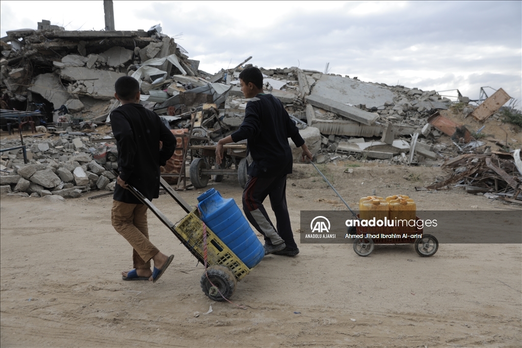 İsrail saldırıları altındaki Gazze'de Filistinliler temiz suya erişmek için her gün mücadele veriyor