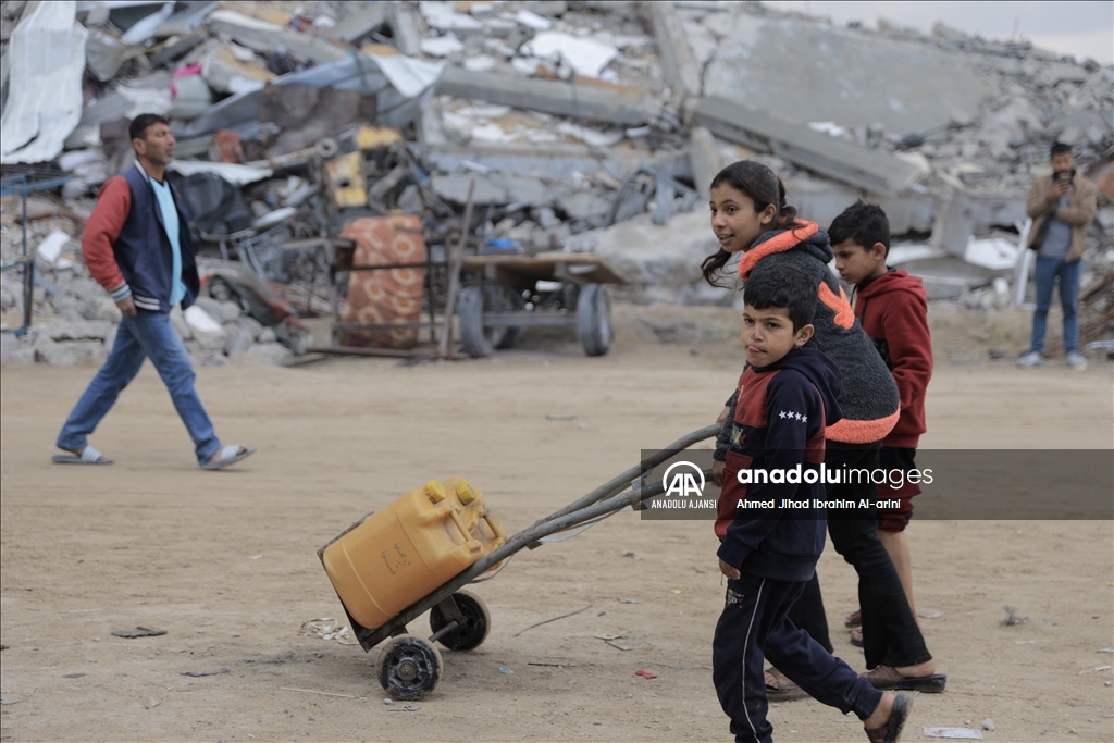 İsrail saldırıları altındaki Gazze'de Filistinliler temiz suya erişmek için her gün mücadele veriyor