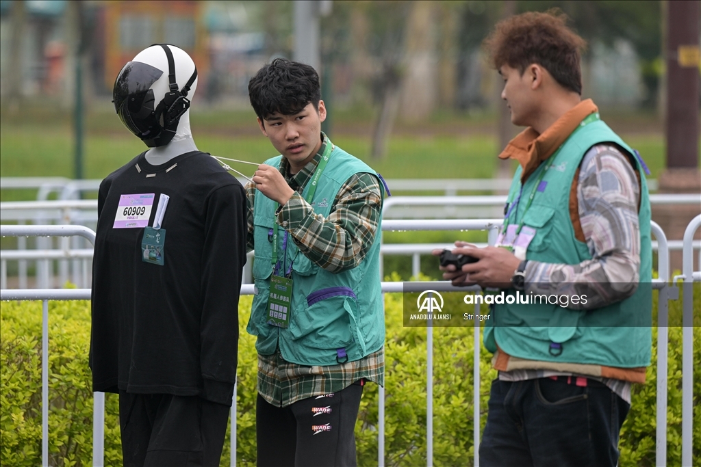 Çin'de insansı robotlar yarı maratonda insanlarla birlikte yarıştı