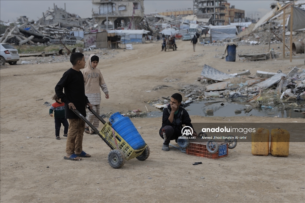 İsrail saldırıları altındaki Gazze'de Filistinliler temiz suya erişmek için her gün mücadele veriyor