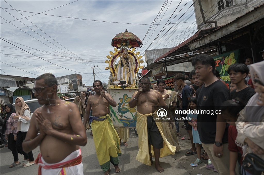 Endonezya'da Chithirai Maha Puja için geçit töreni düzenlendi