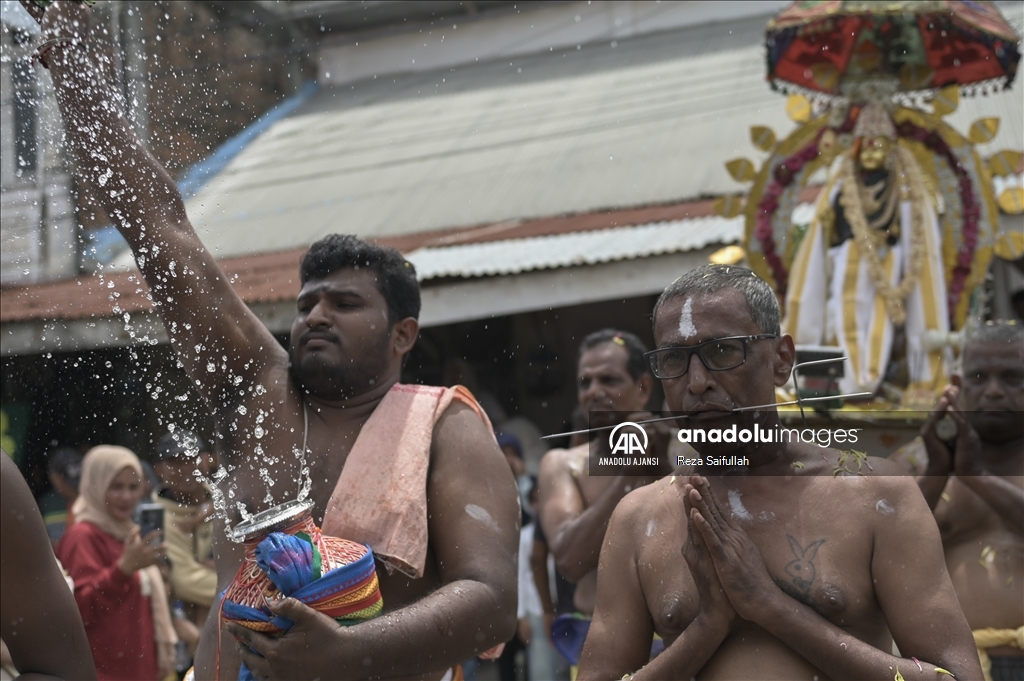 Endonezya'da Chithirai Maha Puja için geçit töreni düzenlendi