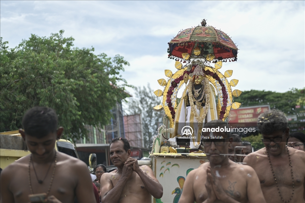 Endonezya'da Chithirai Maha Puja için geçit töreni düzenlendi