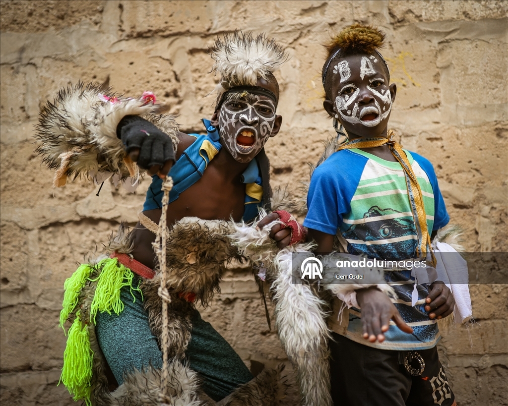 Senegal, fëmijët me kostume performojnë shfaqen e quajtur "simb" në rrugët e qytetit