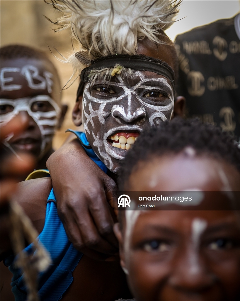 Senegal, fëmijët me kostume performojnë shfaqen e quajtur "simb" në rrugët e qytetit