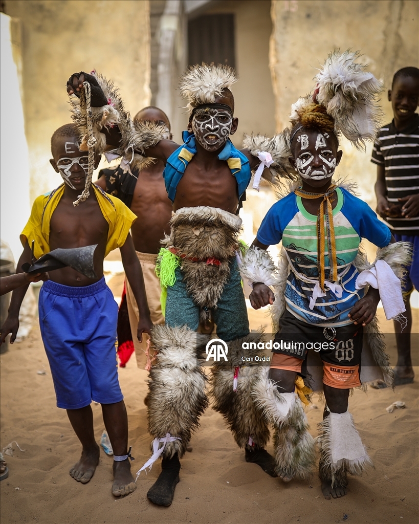 Senegal, fëmijët me kostume performojnë shfaqen e quajtur "simb" në rrugët e qytetit