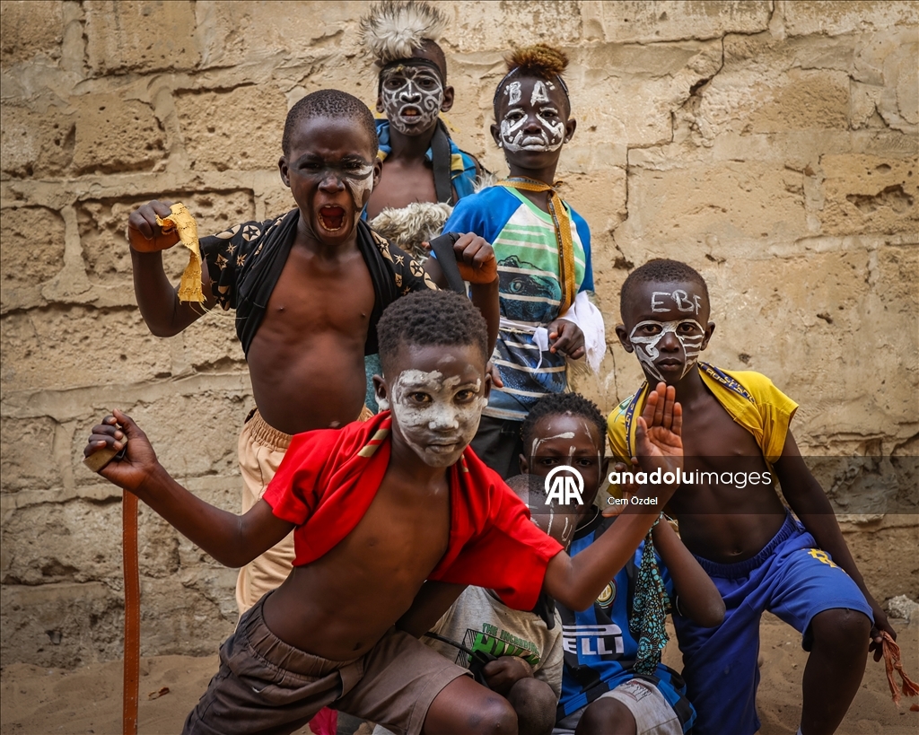 Senegal, fëmijët me kostume performojnë shfaqen e quajtur "simb" në rrugët e qytetit