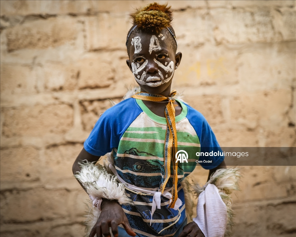 Senegal, fëmijët me kostume performojnë shfaqen e quajtur "simb" në rrugët e qytetit