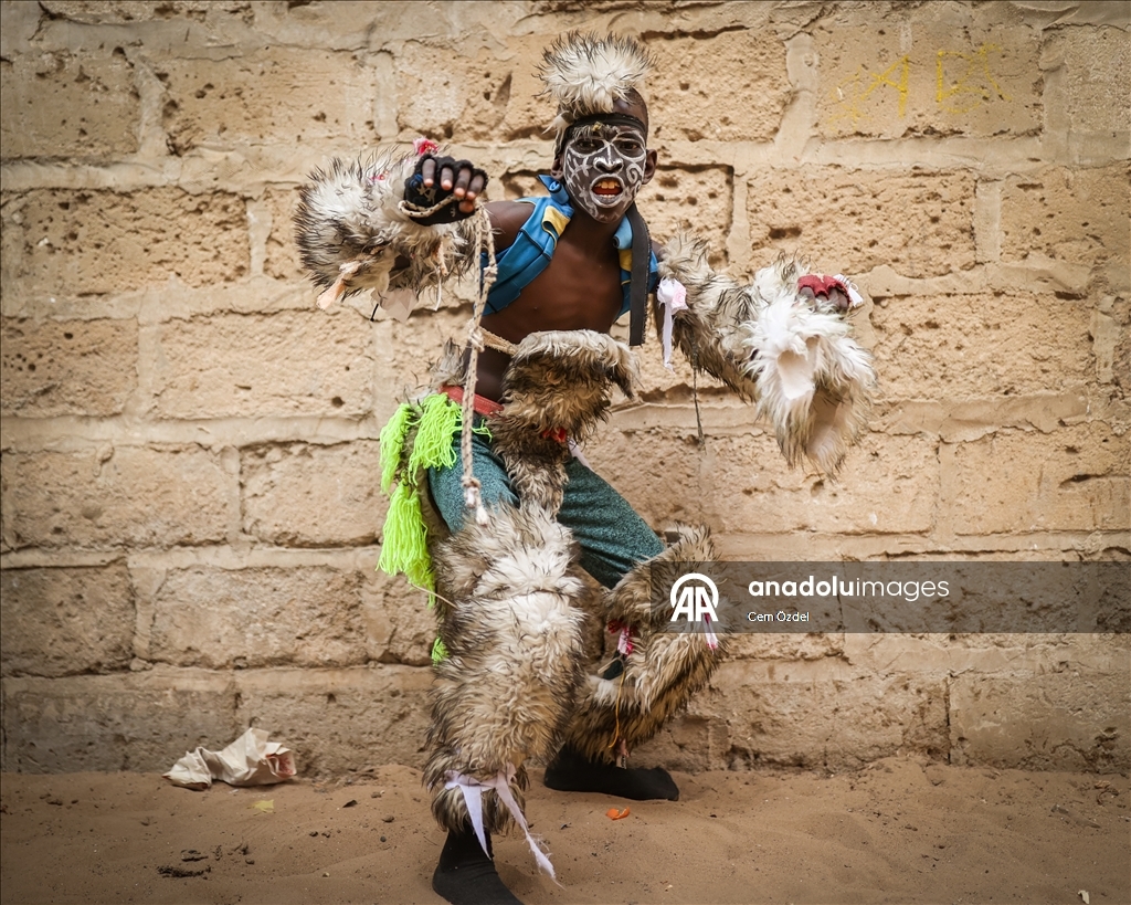 Senegal, fëmijët me kostume performojnë shfaqen e quajtur "simb" në rrugët e qytetit