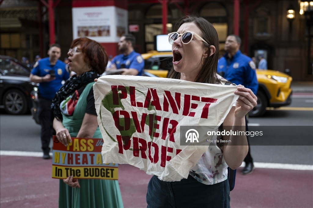 New York’ta düzenlenen dünya günü eyleminde iklim aktivistleri gözaltına alındı