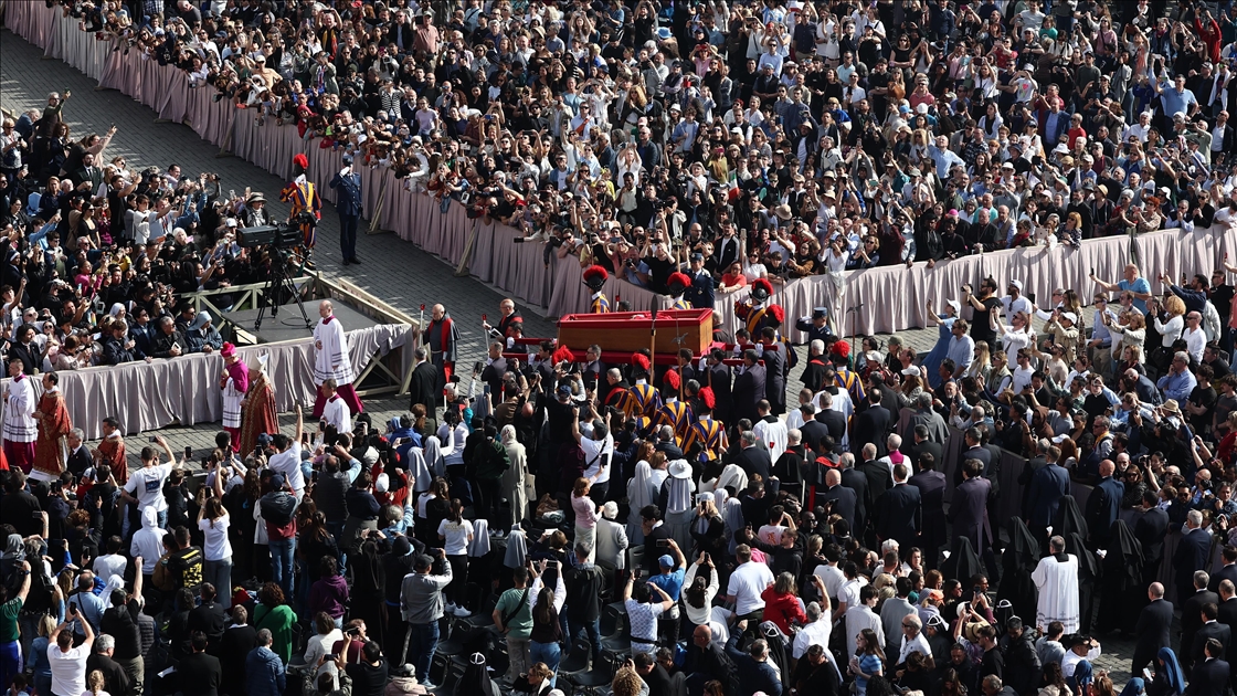 Papa Franciscus'un naaşı Aziz Petrus Bazilikası'na getirildi