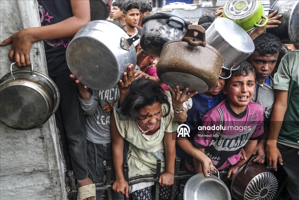 İsrail saldırıları altındaki Gazze'de Filistinlilere sıcak yemek dağıtıldı
