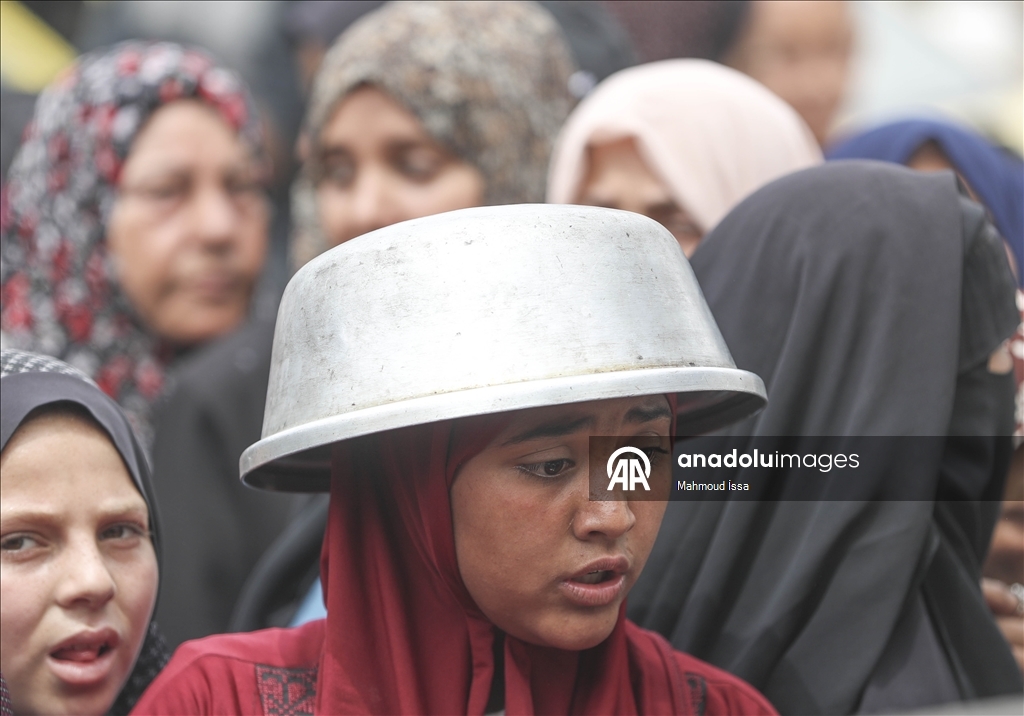 İsrail saldırıları altındaki Gazze'de Filistinlilere sıcak yemek dağıtıldı