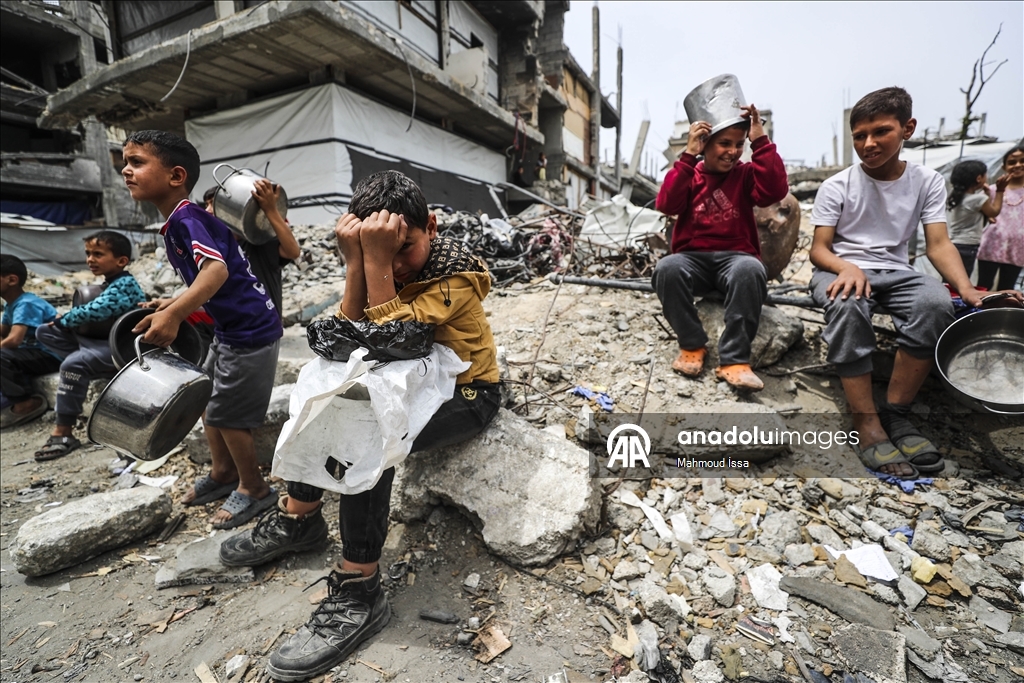 İsrail saldırıları altındaki Gazze'de Filistinlilere sıcak yemek dağıtıldı