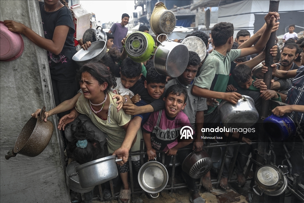 İsrail saldırıları altındaki Gazze'de Filistinlilere sıcak yemek dağıtıldı