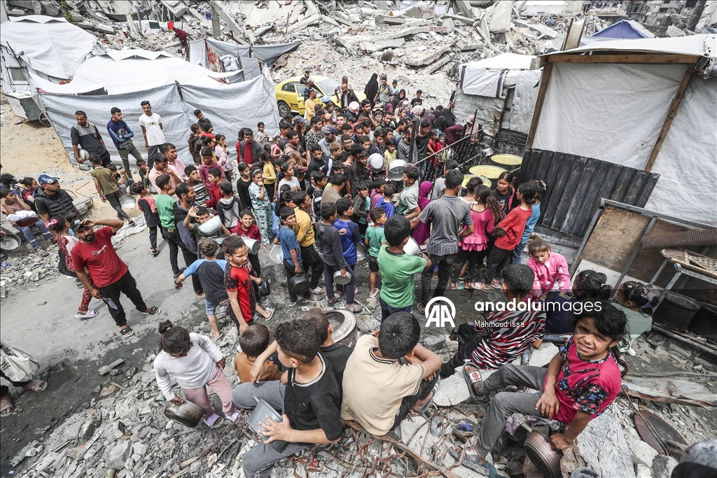 İsrail saldırıları altındaki Gazze'de Filistinlilere sıcak yemek dağıtıldı
