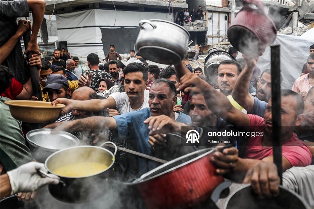 İsrail saldırıları altındaki Gazze'de Filistinlilere sıcak yemek dağıtıldı