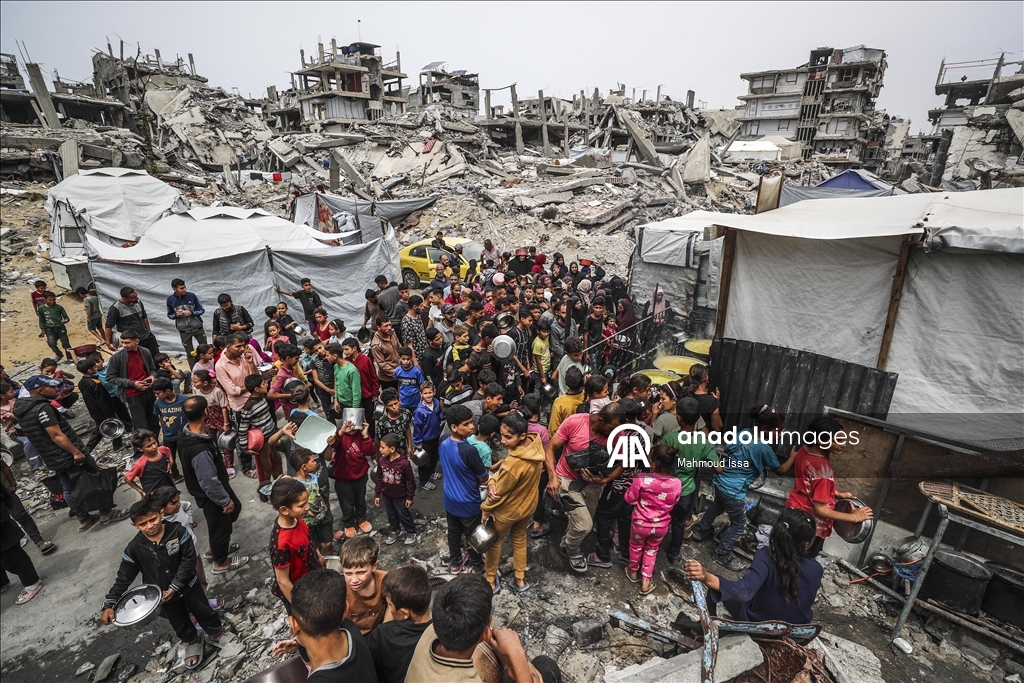 İsrail saldırıları altındaki Gazze'de Filistinlilere sıcak yemek dağıtıldı