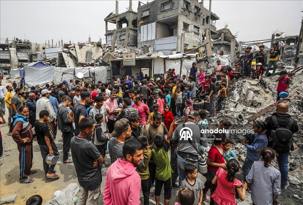 İsrail saldırıları altındaki Gazze'de Filistinlilere sıcak yemek dağıtıldı