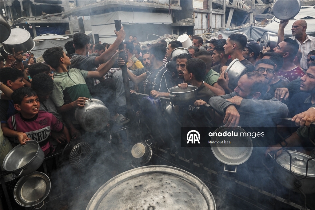 İsrail saldırıları altındaki Gazze'de Filistinlilere sıcak yemek dağıtıldı