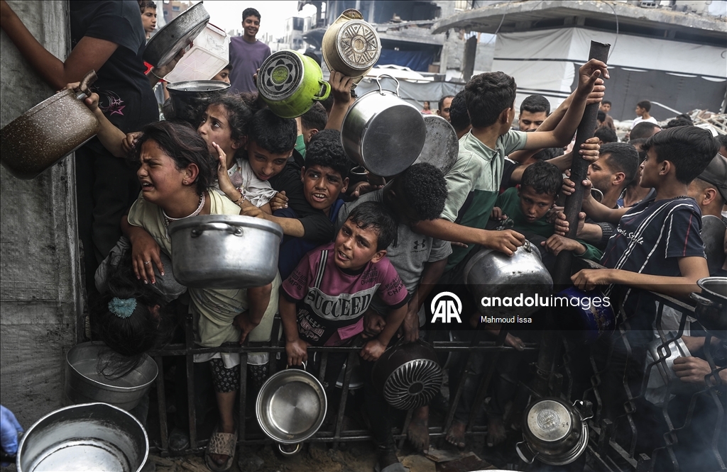 İsrail saldırıları altındaki Gazze'de Filistinlilere sıcak yemek dağıtıldı