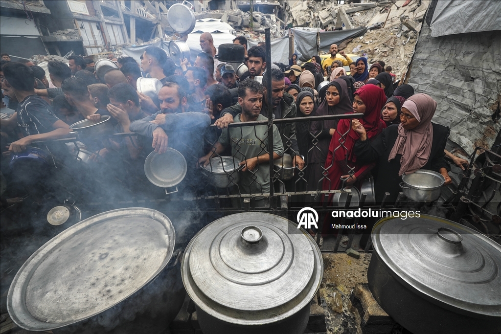 İsrail saldırıları altındaki Gazze'de Filistinlilere sıcak yemek dağıtıldı