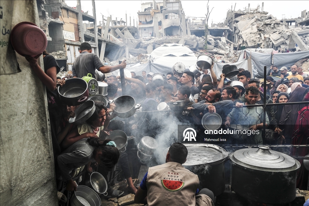İsrail saldırıları altındaki Gazze'de Filistinlilere sıcak yemek dağıtıldı