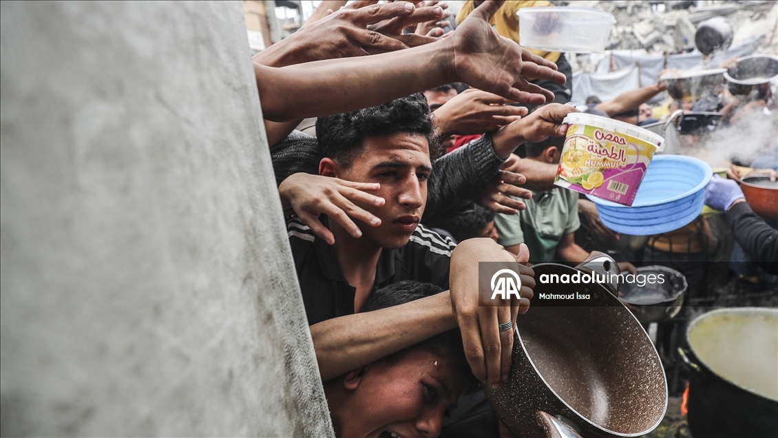 İsrail saldırıları altındaki Gazze'de Filistinlilere sıcak yemek dağıtıldı