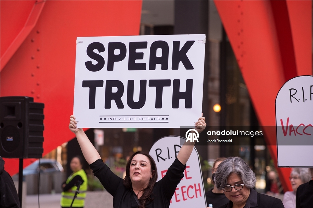 Indivisible Chicago выступила против угроз демократии