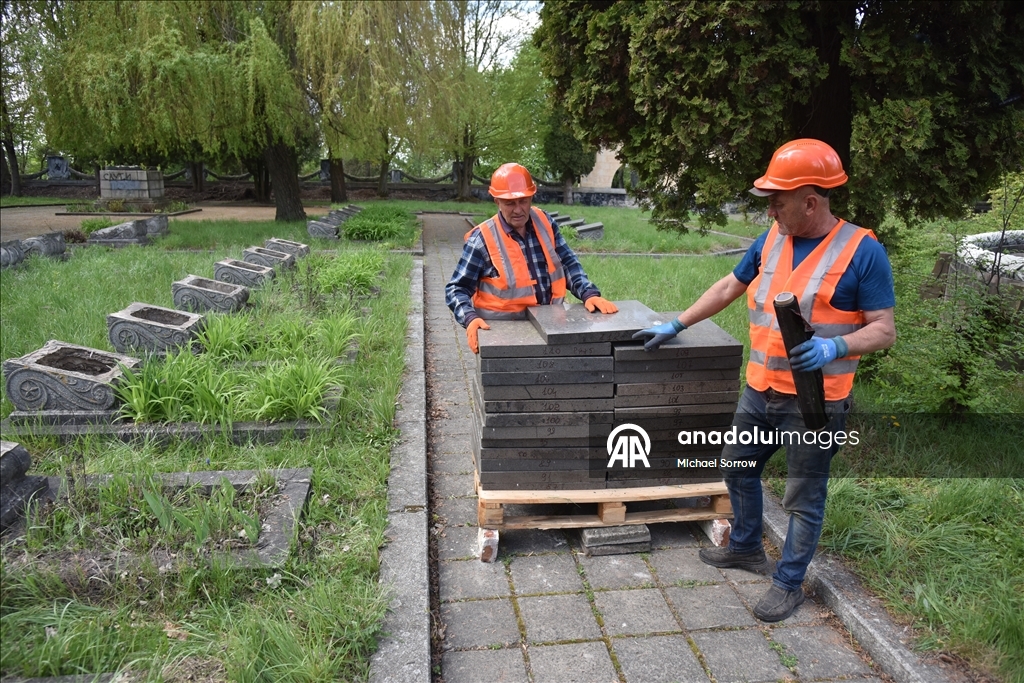 Во Львове начали демонтаж последнего советского мемориала
