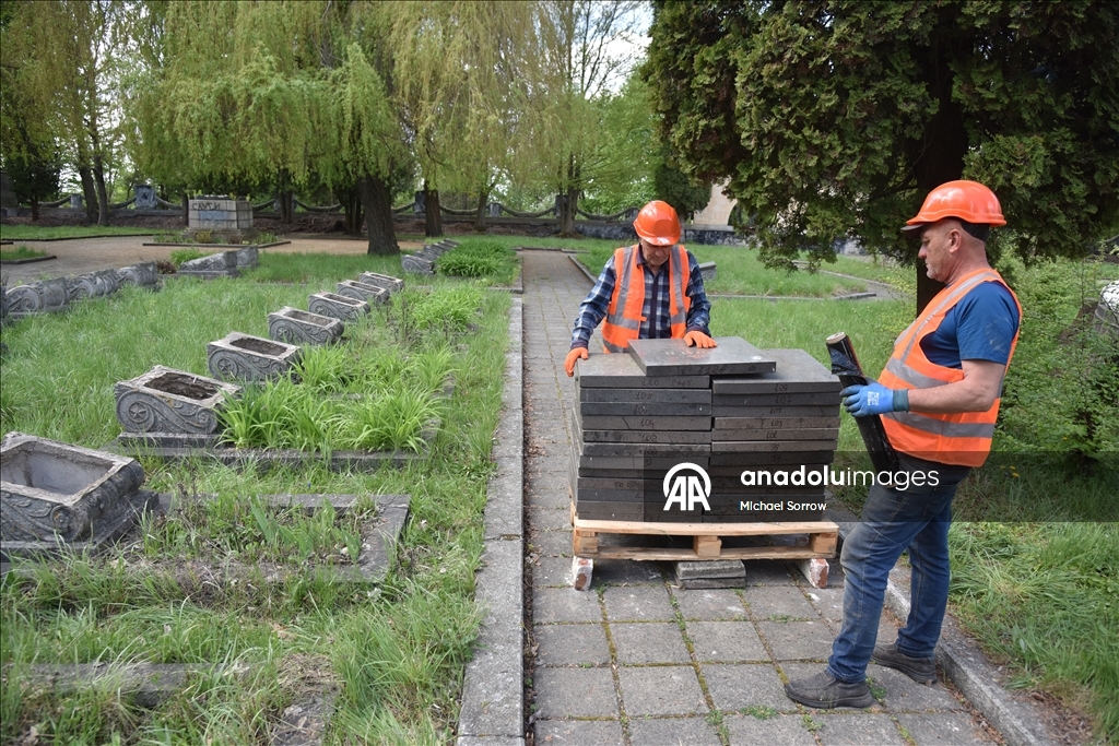 Во Львове начали демонтаж последнего советского мемориала