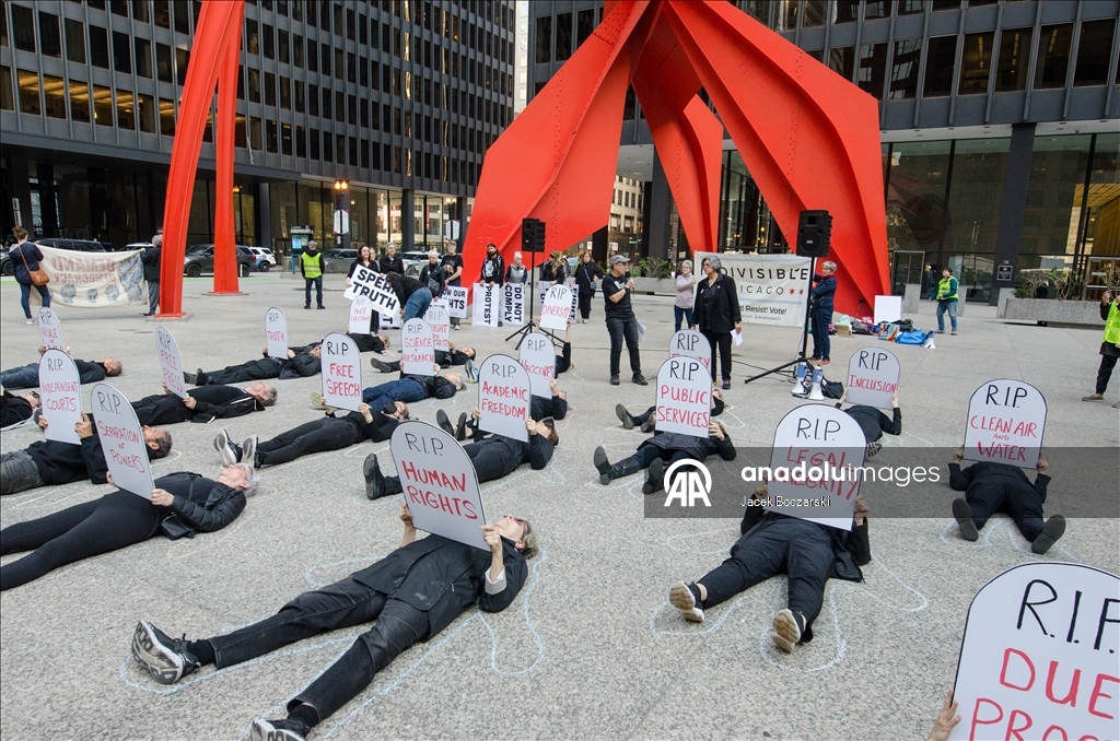 Indivisible Chicago выступила против угроз демократии