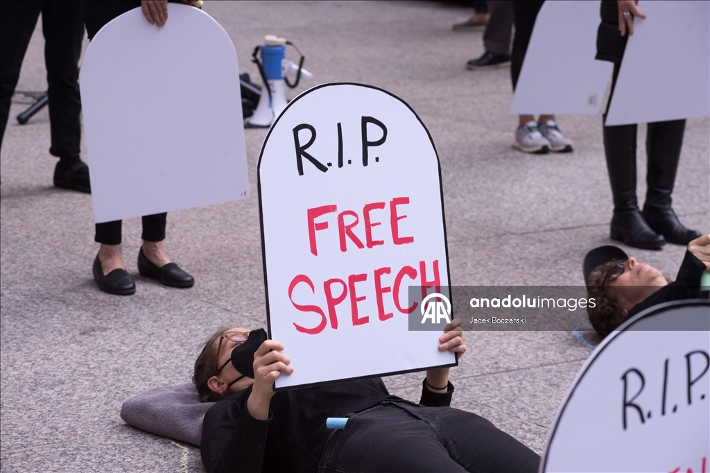 Indivisible Chicago выступила против угроз демократии