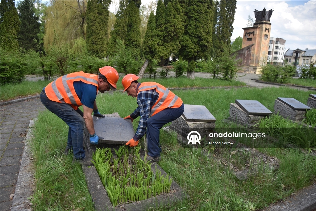 Во Львове начали демонтаж последнего советского мемориала