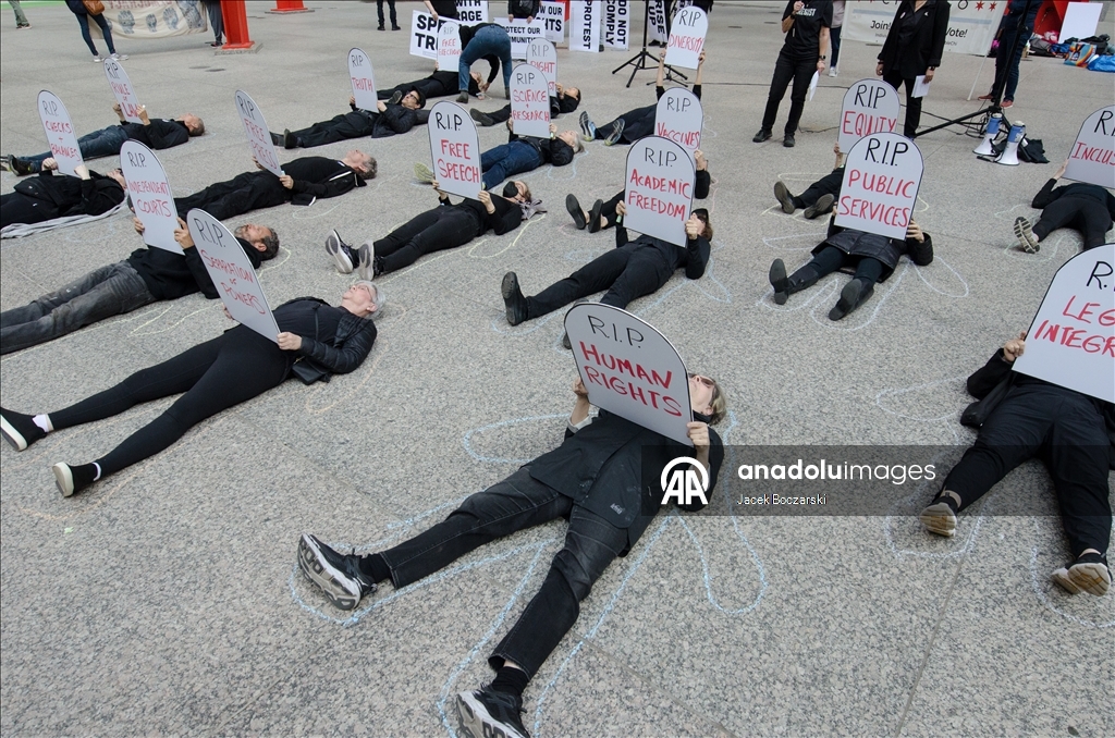 Indivisible Chicago выступила против угроз демократии