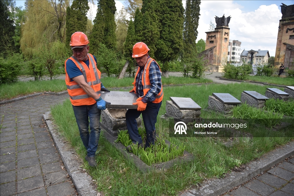 Во Львове начали демонтаж последнего советского мемориала