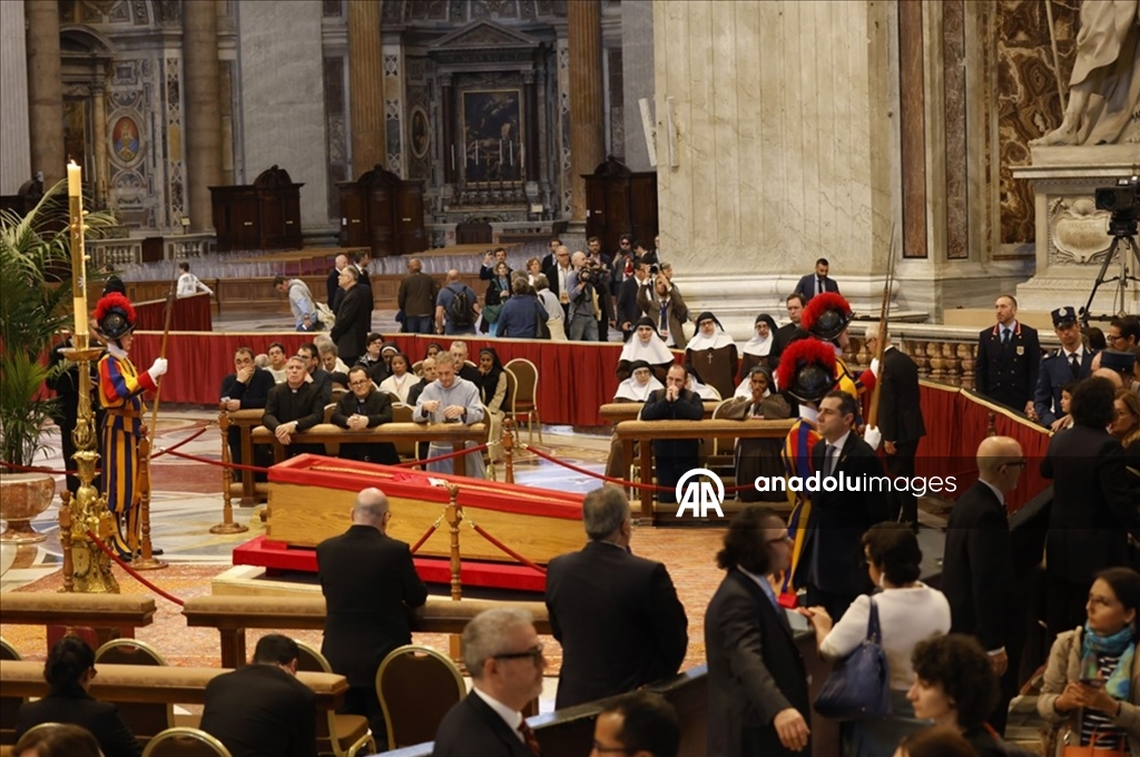 Jenazah Paus Fransiskus disemayamkan di Basilika Santo Petrus