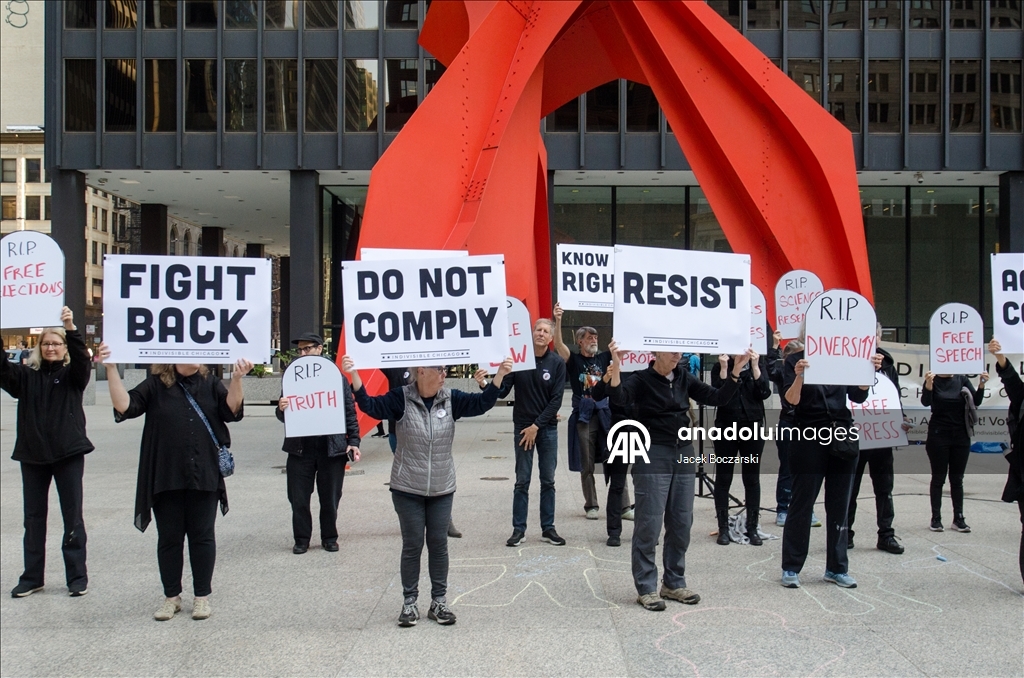 Indivisible Chicago выступила против угроз демократии