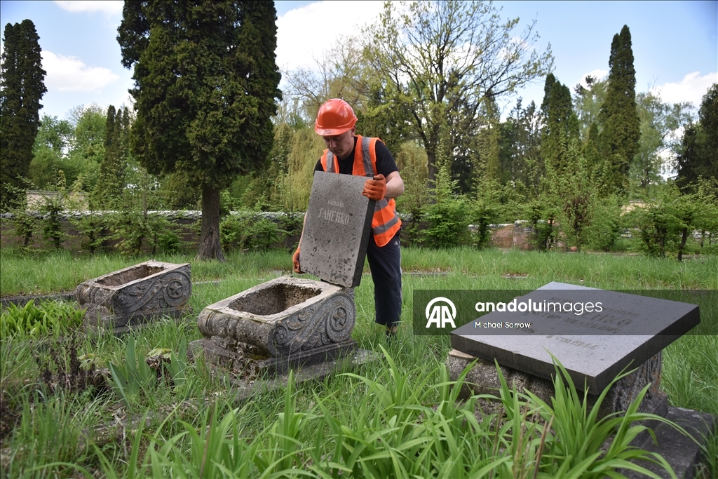 Во Львове начали демонтаж последнего советского мемориала