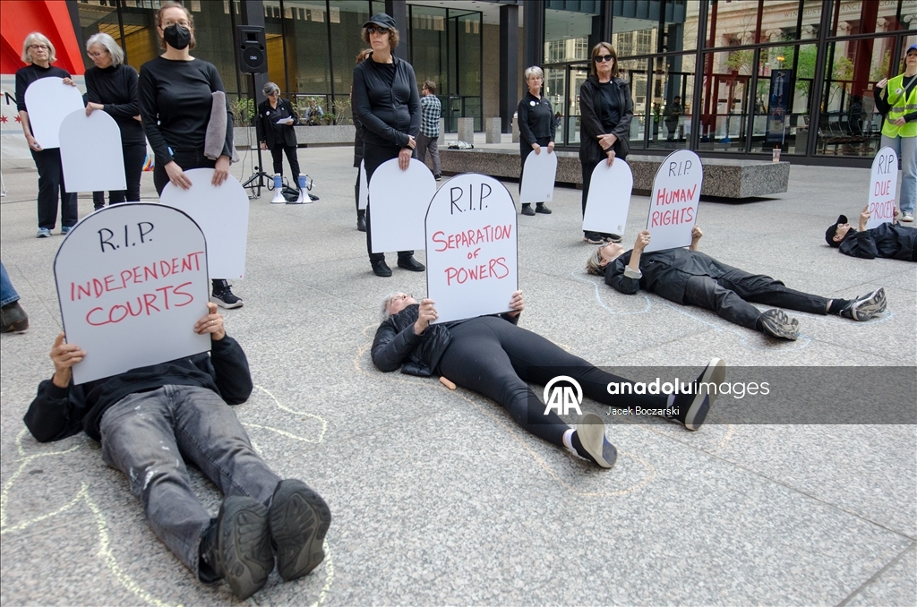 Indivisible Chicago выступила против угроз демократии