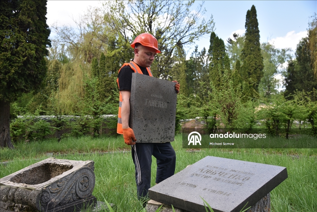 Во Львове начали демонтаж последнего советского мемориала