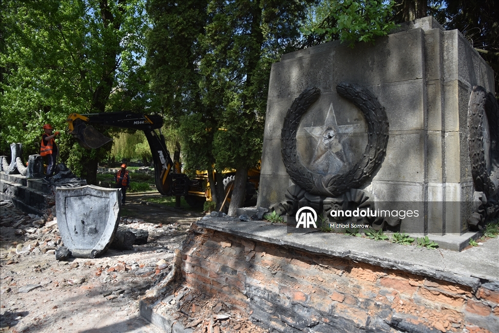 Во Львове начали демонтаж последнего советского мемориала