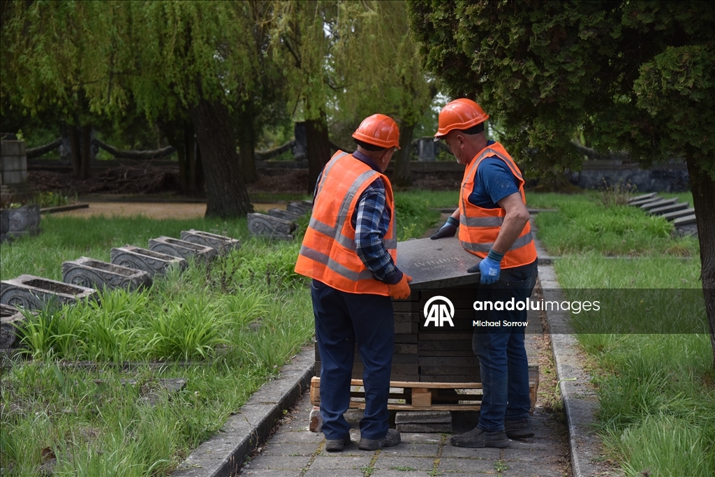 Во Львове начали демонтаж последнего советского мемориала