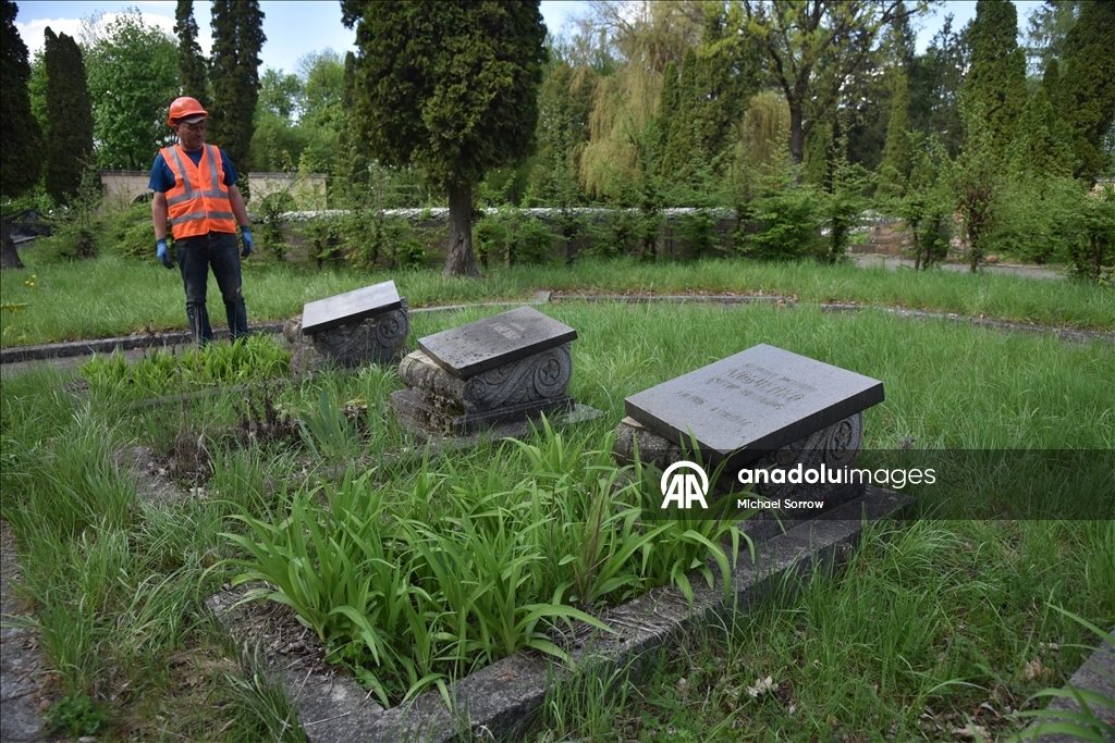 Во Львове начали демонтаж последнего советского мемориала