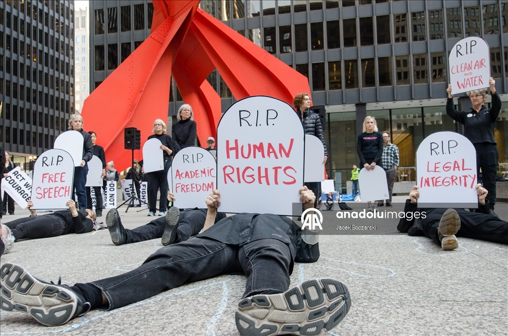 Indivisible Chicago выступила против угроз демократии