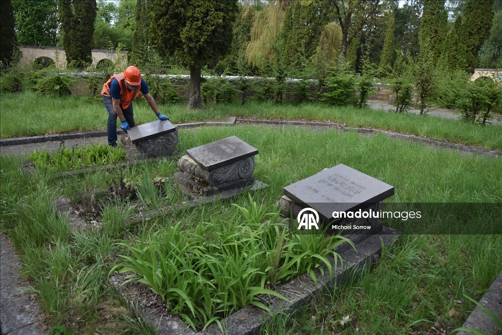 Во Львове начали демонтаж последнего советского мемориала