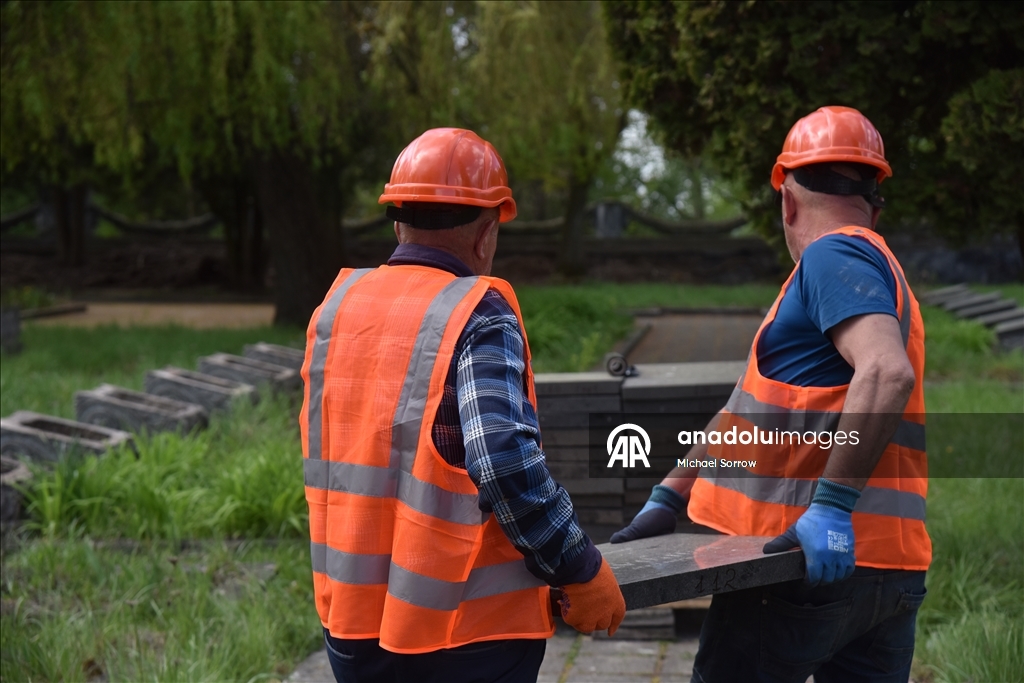 Во Львове начали демонтаж последнего советского мемориала