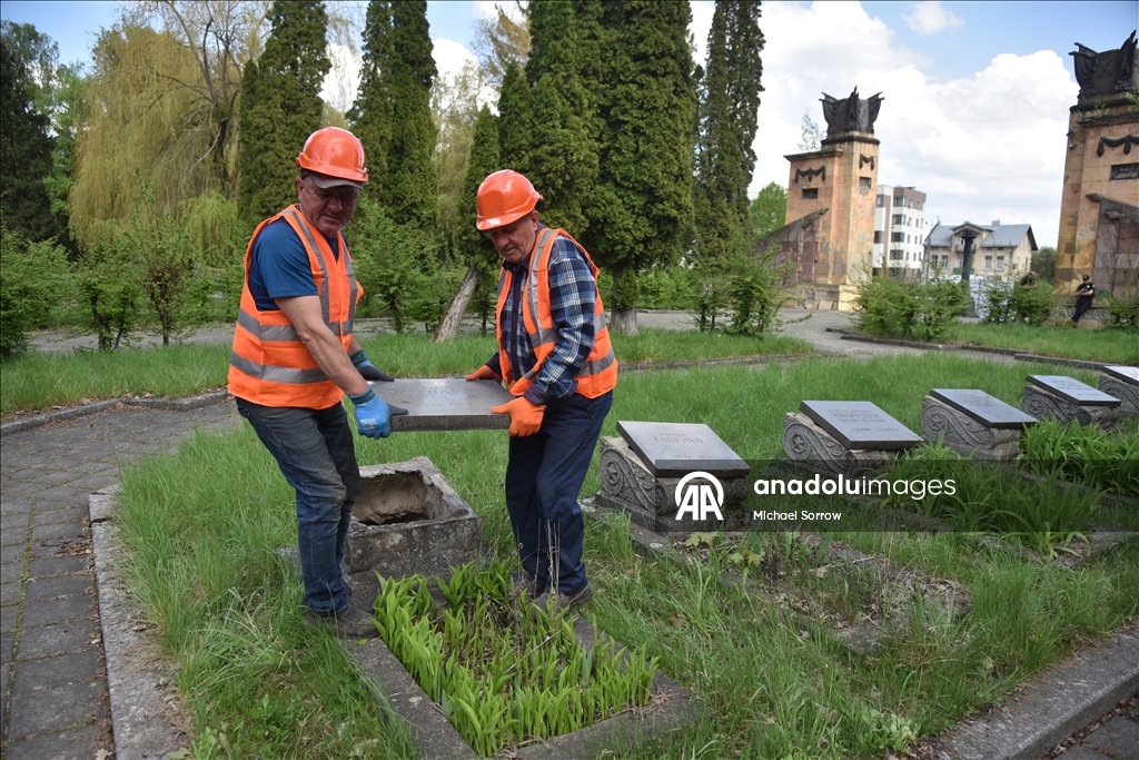 Во Львове начали демонтаж последнего советского мемориала