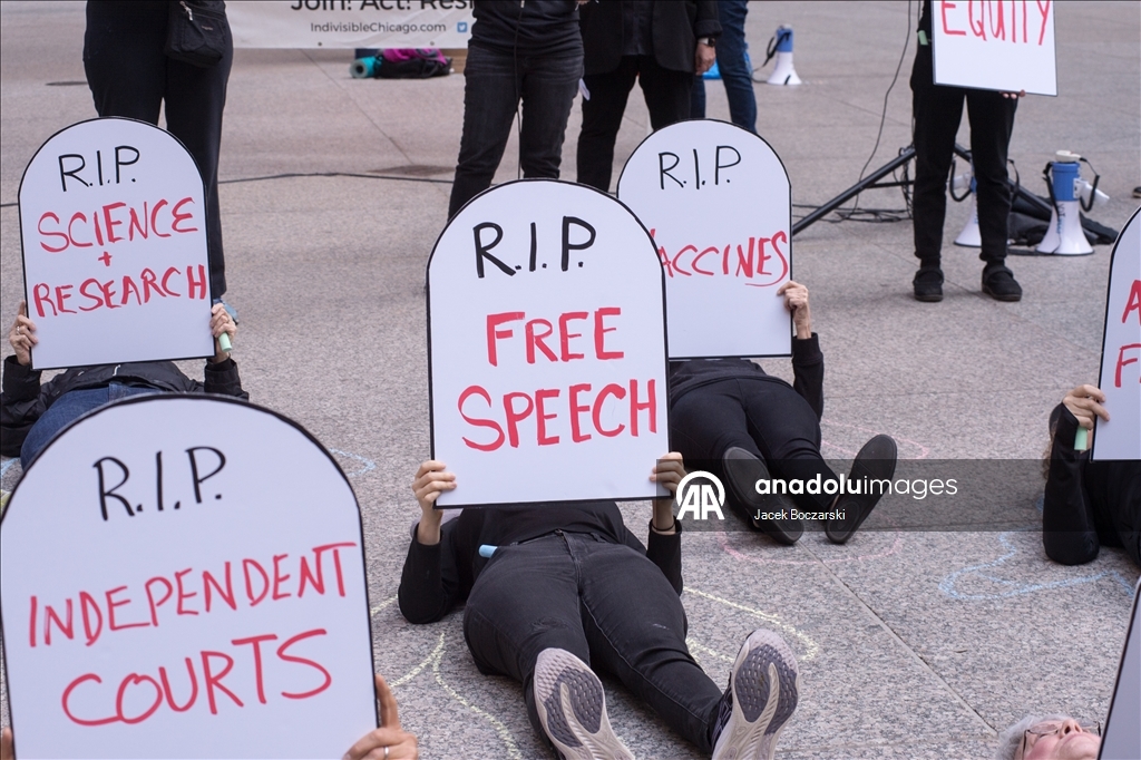 Indivisible Chicago выступила против угроз демократии