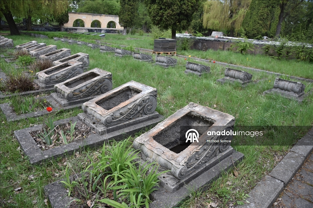 Во Львове начали демонтаж последнего советского мемориала